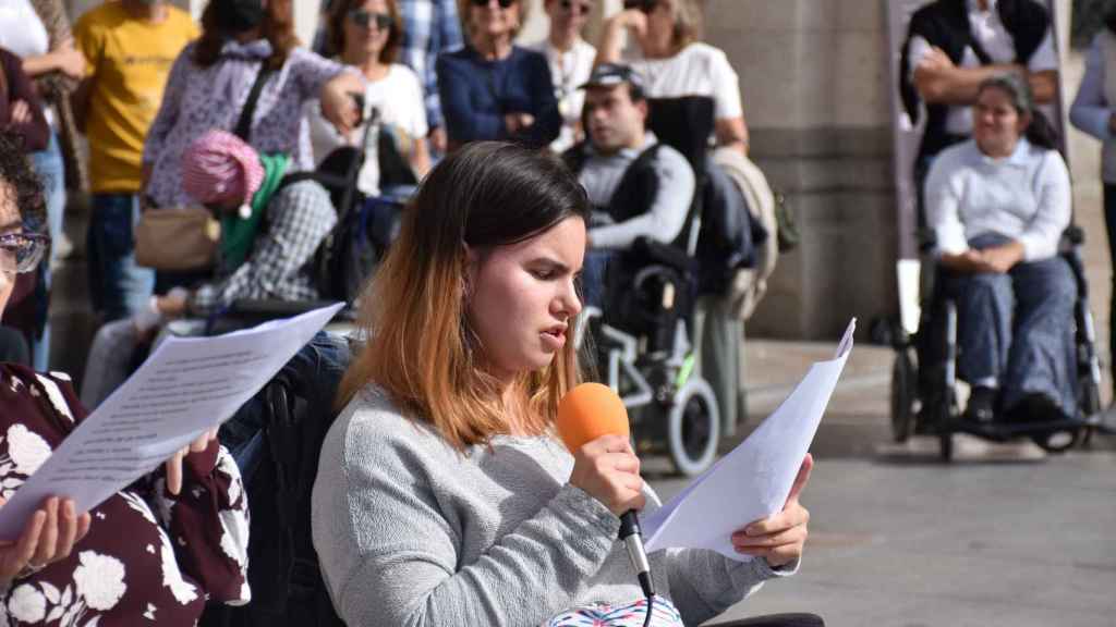 Lucía Puertas durante la lectura del manifiesto por el Día Mundial de la Parálisis Cerebral en Valladolid.