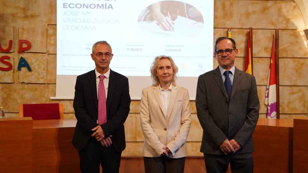 Autoridades durante el certamen del I Premio en Economía José María Vargas-Zúñiga Ledesma