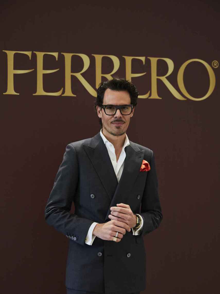 El diseñador Juan Avellaneda ha creado tres pañuelos inspirados en los bombones de Ferrero.