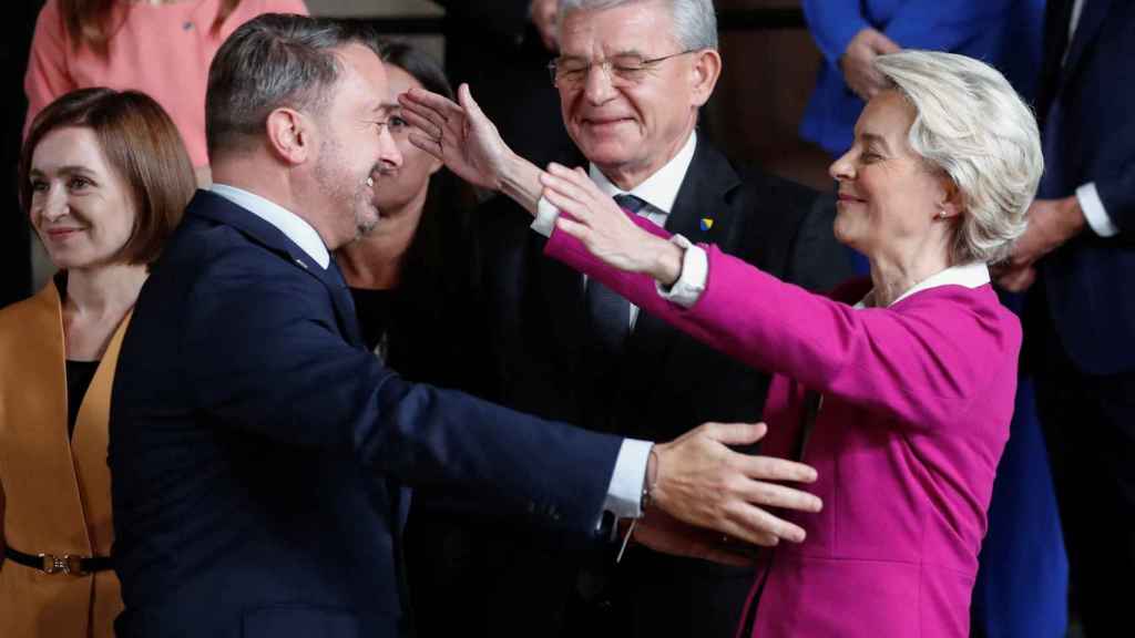 Ursula von der Leyen saluda al luxemburgués Xavier Bettel durante la cumbre de Praga