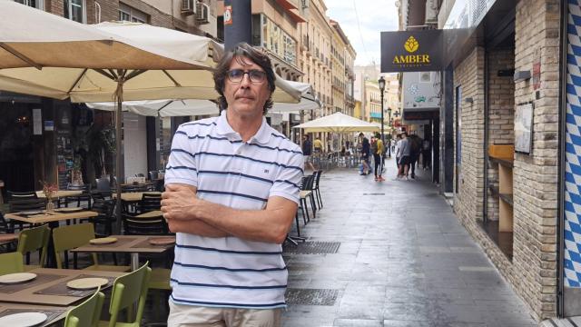 Javier Galdeano, presidente de Alroa, en la calle Castaños, una de las zonas más demandadas del tardeo.