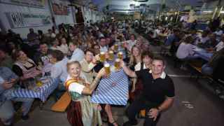 La apertura del barril devuelve la Oktoberfest más antigua de España a La Nucía