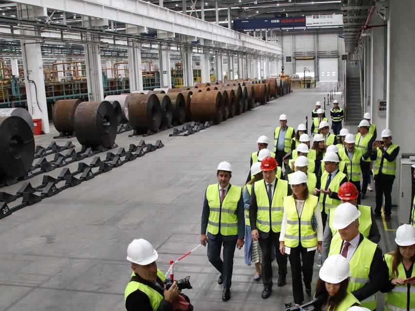 La ministra de Industria, Reyes Maroto, visita la planta siderúrgica del grupo NSR en Villadangos del Páramo, en León, este jueves.