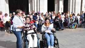 Rocío Molpeceres y Lucía Puertas leen el manifiesto por el Día Mundial de la Parálisis Cerebral en la Plaza Mayor de Valladolid.