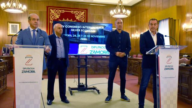 El director general de Caja Rural de Zamora, Cipriano García; y el presidente de la Diputación de Zamora, Francisco Requejo, durante la presentación de los Premios Silver Economy