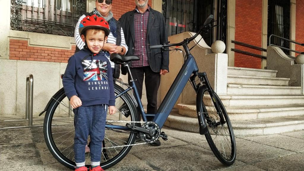 Carlos recibiendo la bici eléctrica con su madre