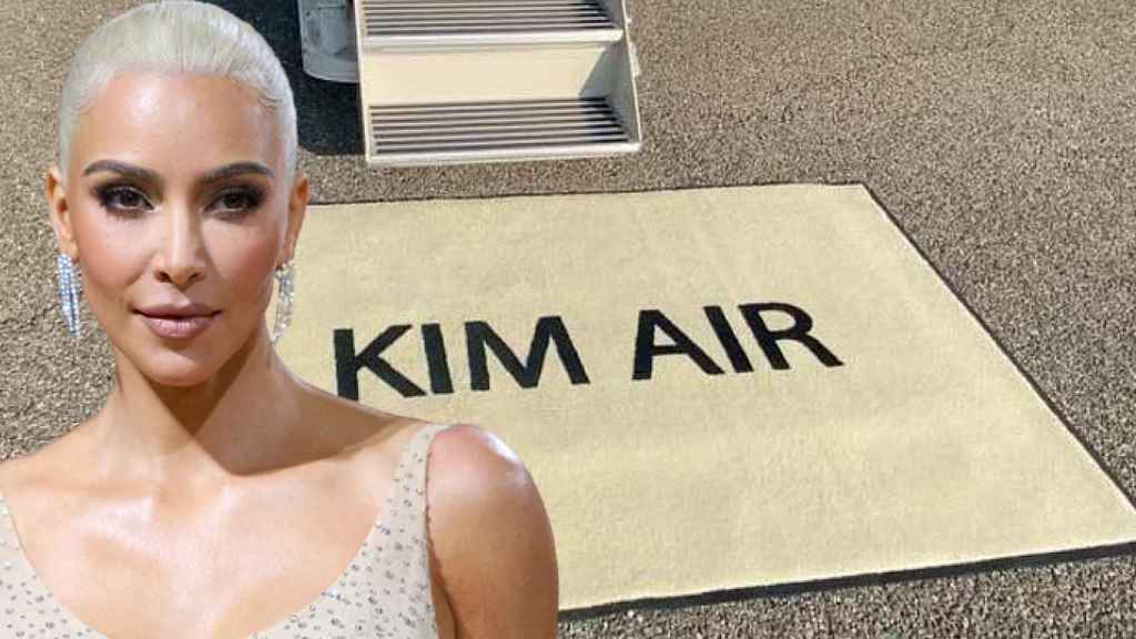 Kim Kardashian junto a la entrada su avión, Kim Air, en un montaje de JALEOS.