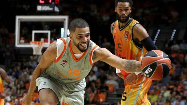 Darius Thompson intenta evitar que un balón salga ante Valencia Basket