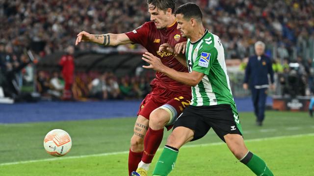 Luiz Felipe pelea por un balón ante Zaniolo