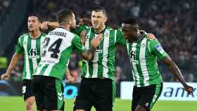 Los jugadores del Real Betis celebran un gol contra la Roma