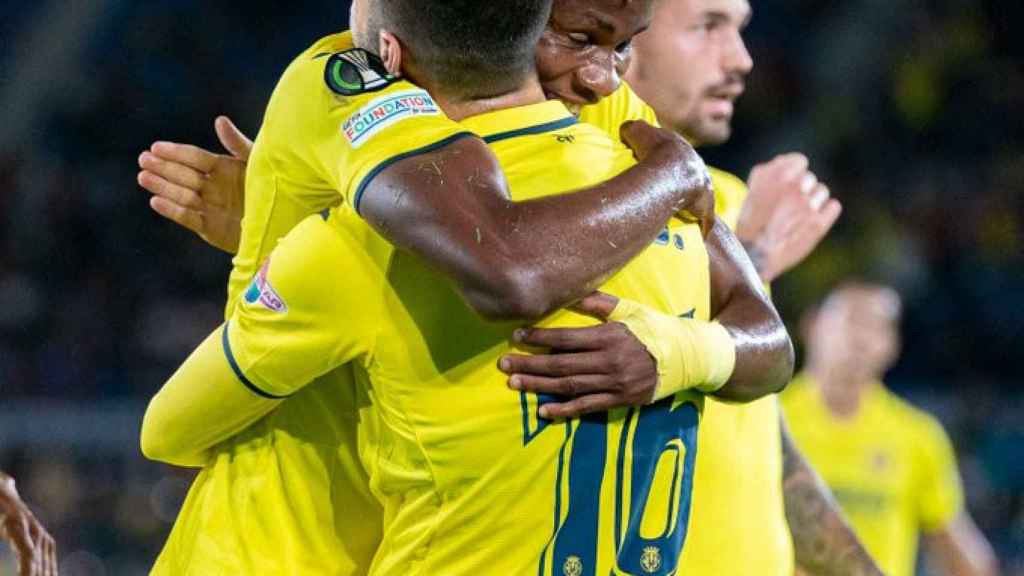 Álex Baena y Samu Chukuweze celebran un gol