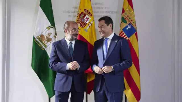El presidente de Aragón, Javier Lambán, y el de Andalucía, Juanma Moreno, en el Palacio de San Telmo. Foto: Europa Press.