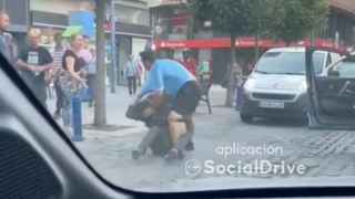 Vídeo | Brutal pelea en plena calle entre dos conductores de Talavera de la Reina