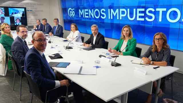 El equipo económico del Partido Popular, liderado por Juan Bravo, junto a la secretaria general, Cuca Gamarra.