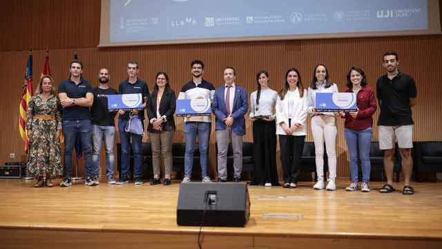 Los premiados en las diferentes categorías posan junto a representantes de la UPV, entre ellos el rector José E. Capilla.