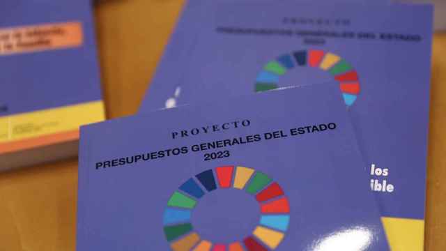 Informe impreso que incluye el Proyecto de Ley de los Presupuestos Generales del Estado aprobados por el Gobierno para 2023.