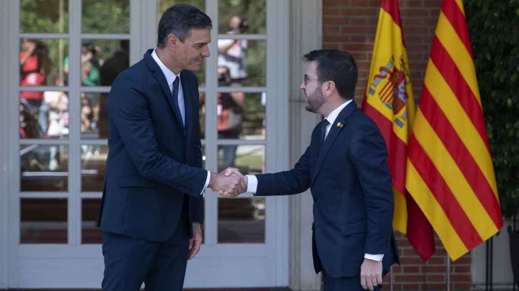 Pedro Sánchez, presidente del Gobierno, y Pere Aragonès, presidente de la Generalitat de Cataluña, en La Moncloa.