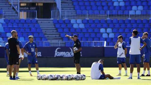 Pepe Mel dirige un entrenamiento del Málaga CF