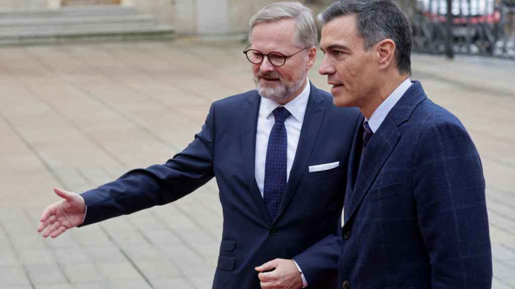 Pedro Sánchez saluda al primer ministro checo a su llegada este jueves al castillo de Praga