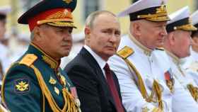 El presidente ruso, Vladimir Putin, en el centro, el almirante Nikolai Yevmenov, Comandante en Jefe de la Armada Rusa, segundo a la derecha, y el Ministro de Defensa ruso-