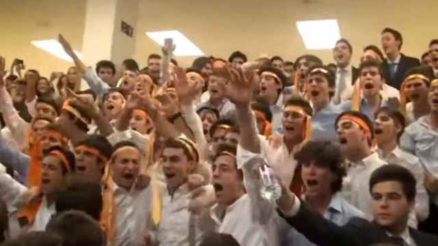 Captura de un vídeo antiguo de los alumnos del Colegio haciendo el saludo fascista.