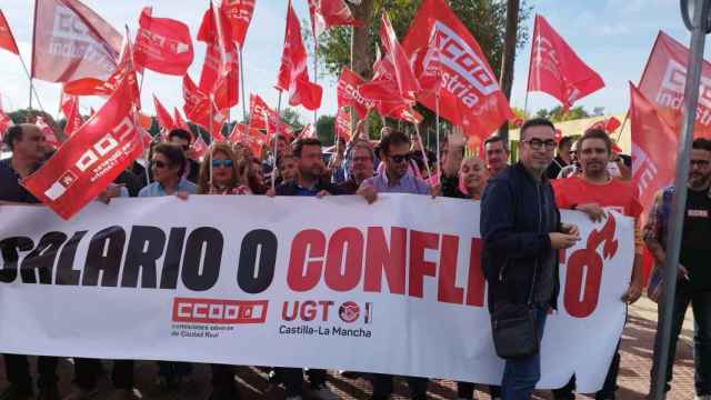 Paco de la Rosa, delante de la pancarta sostenida en Ciudad Real por delegados sindicales de CCOO.