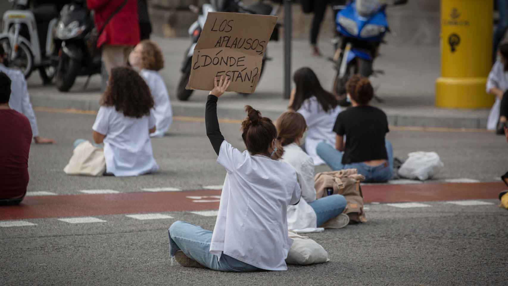 Una joven médica se manifiesta en Madrid el pasado mes de mayo por sus condiciones laborales. (Archivo)