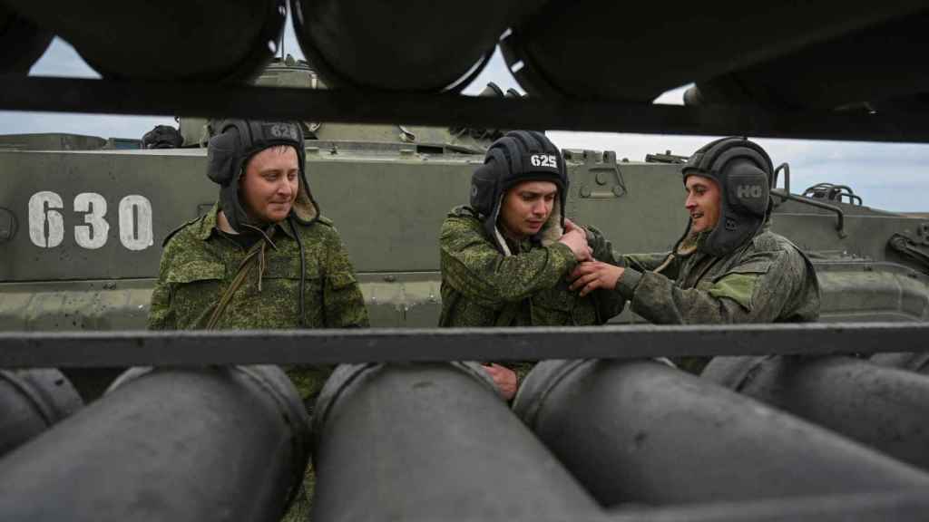 Soldados rusos en un campo de adiestramiento militar.