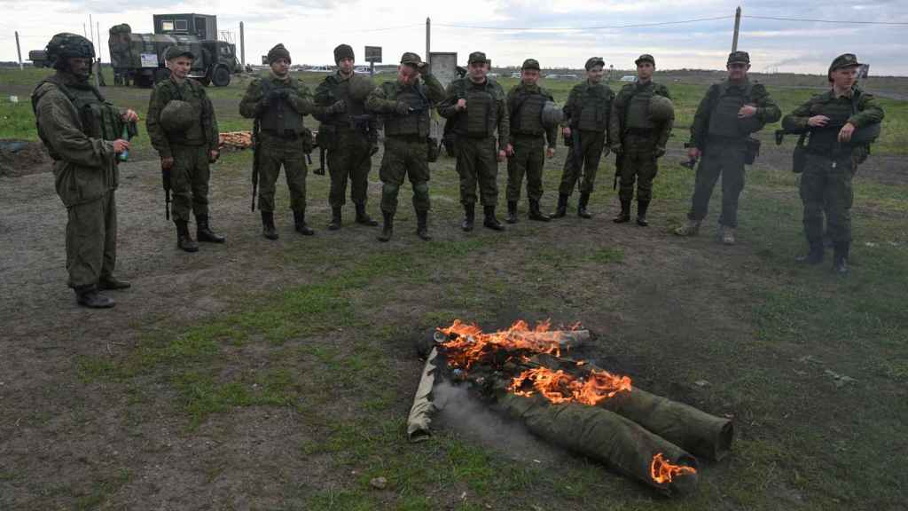 Reservistas rusos entrenando para ir a la guerra.