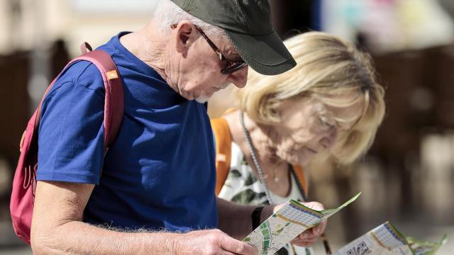 Dos turistas en Valencia, a finales de septiembre.