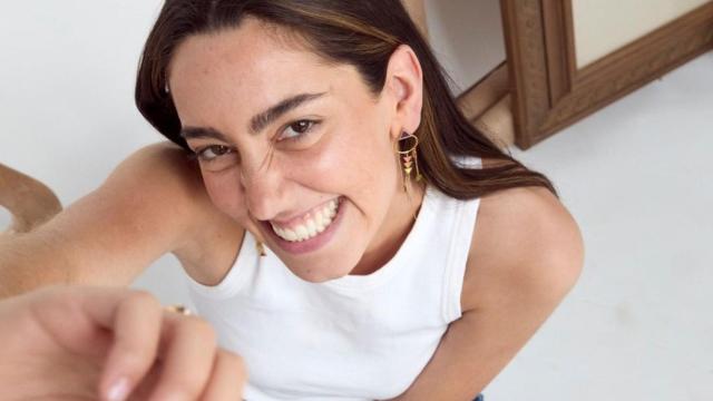 Ana Iglesias con los pendientes de la colección 'Arte' de su firma de joyas, Dosprimeras.