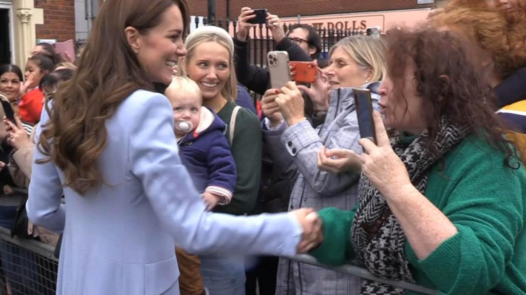 Kate Middleton saludando a la mujer que hizo el comentario nacionalista.