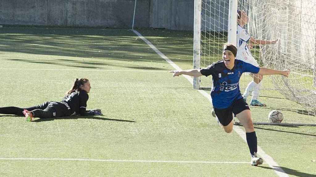 Alba Palacios celebrando un gol en la Preferente madrileña