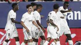 Los jugadores del Valencia celebran el gol de Diakhaby