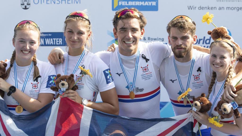 Miembros del equipo masculino y femenino de remo británicos en los Mundiales