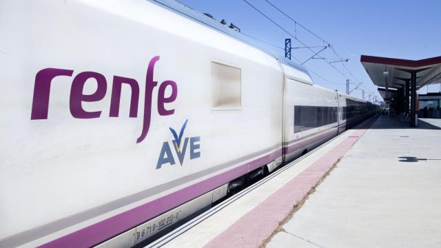 Un tren AVE de Renfe en la estación de Toledo.