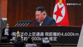 Pantalla que muestra al líder de Corea del Norte, Kim Jong Un, en un informativo sobre Corea del Norte en Tokio, Japón, el 4 de octubre de 2022