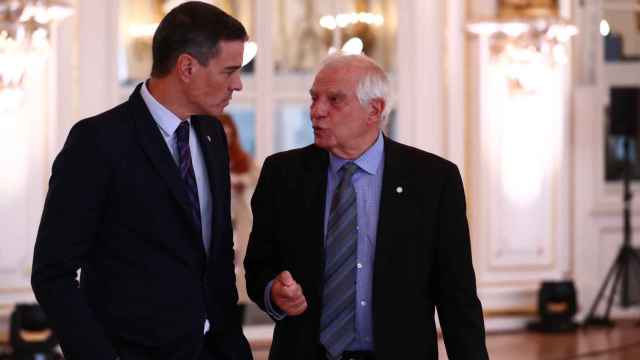 Pedro Sánchez conversa con Josep Borrell durante la cumbre de este viernes en Praga