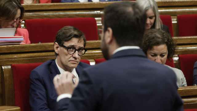 Salvador Illa, líder del PSC, escucha a Pere Aragonès en el Parlamento catalán.