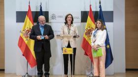 José María Méndez, presidente de CECA; Alejandra Kindelán, su homóloga en AEB, y Cristina Freijanes, secretaria general de Unacc, en la rueda de prensa posterior a una reunión con la vicepresidenta Nadia Calviño.