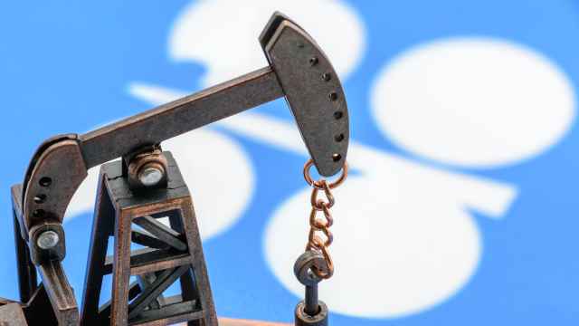 Una bomba de extracción de petróleo delante de una bandera de la OPEP.