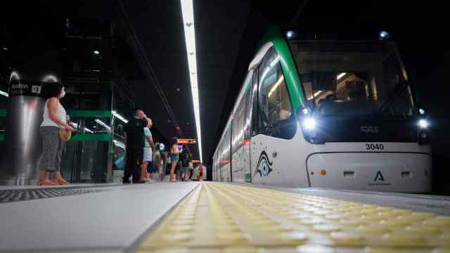 Un grupo de pasajeros entra a uno de los trenes del Metro de Málaga.