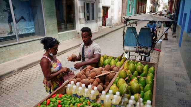 Un puesto callejero de fruta en La Habana, Cuba.