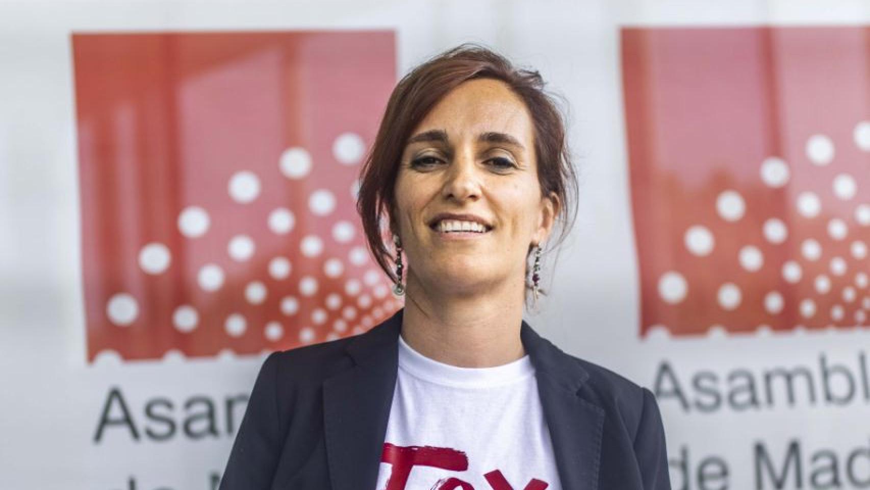 Los Zascas A Mónica García Tras Pedir Impuestos Para Los Ricos Con Una Camiseta