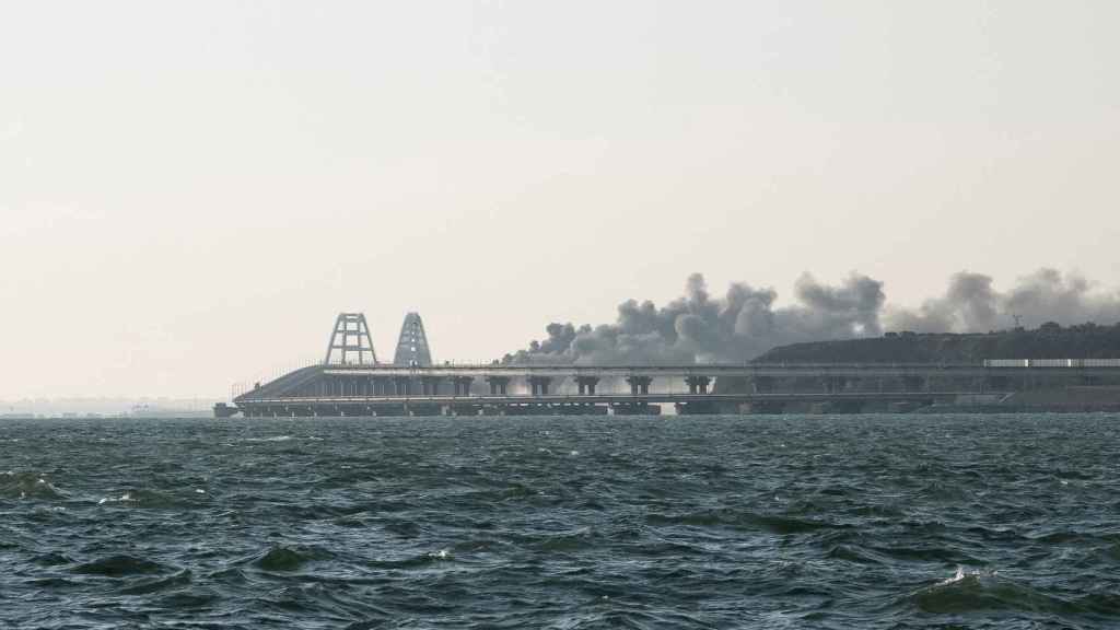 El puente de Kerch, que une Rusia con Crimea, tras el incendio.