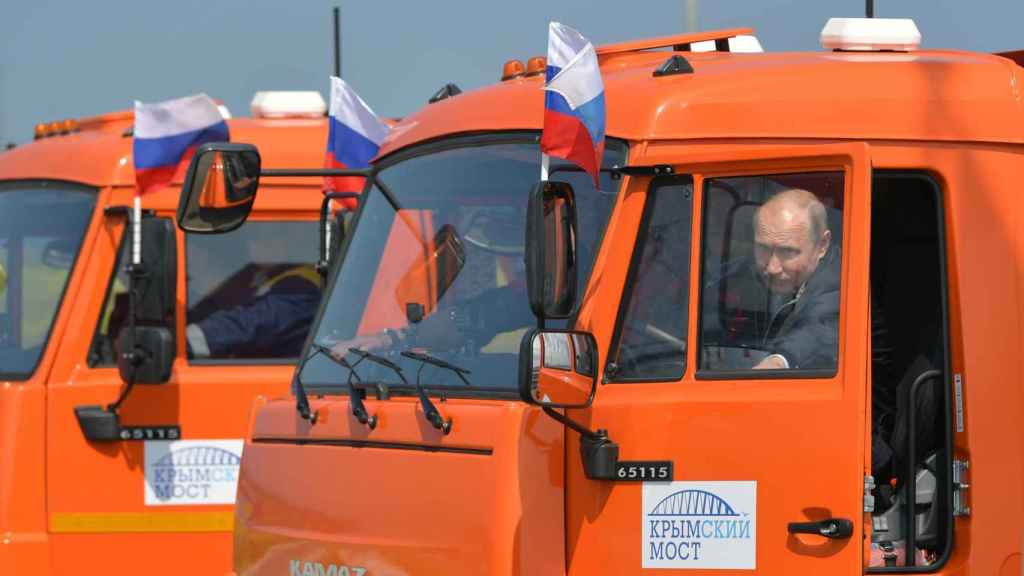 Putin en un camión Kamaz inaugurando el puente