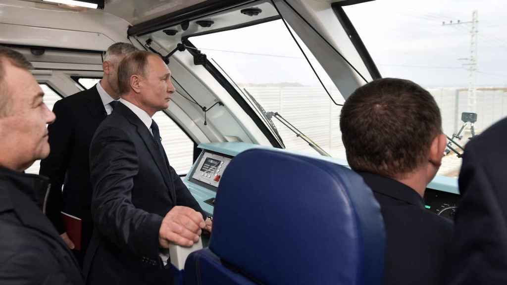 Putin en el primer tren que cruzó el puente en 2019.
