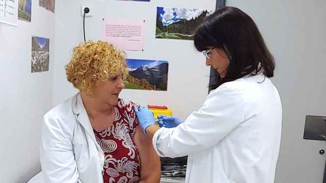 Los sanitarios en la Comunidad Valenciana durante una campaña de vacunación contra la gripe anterior.