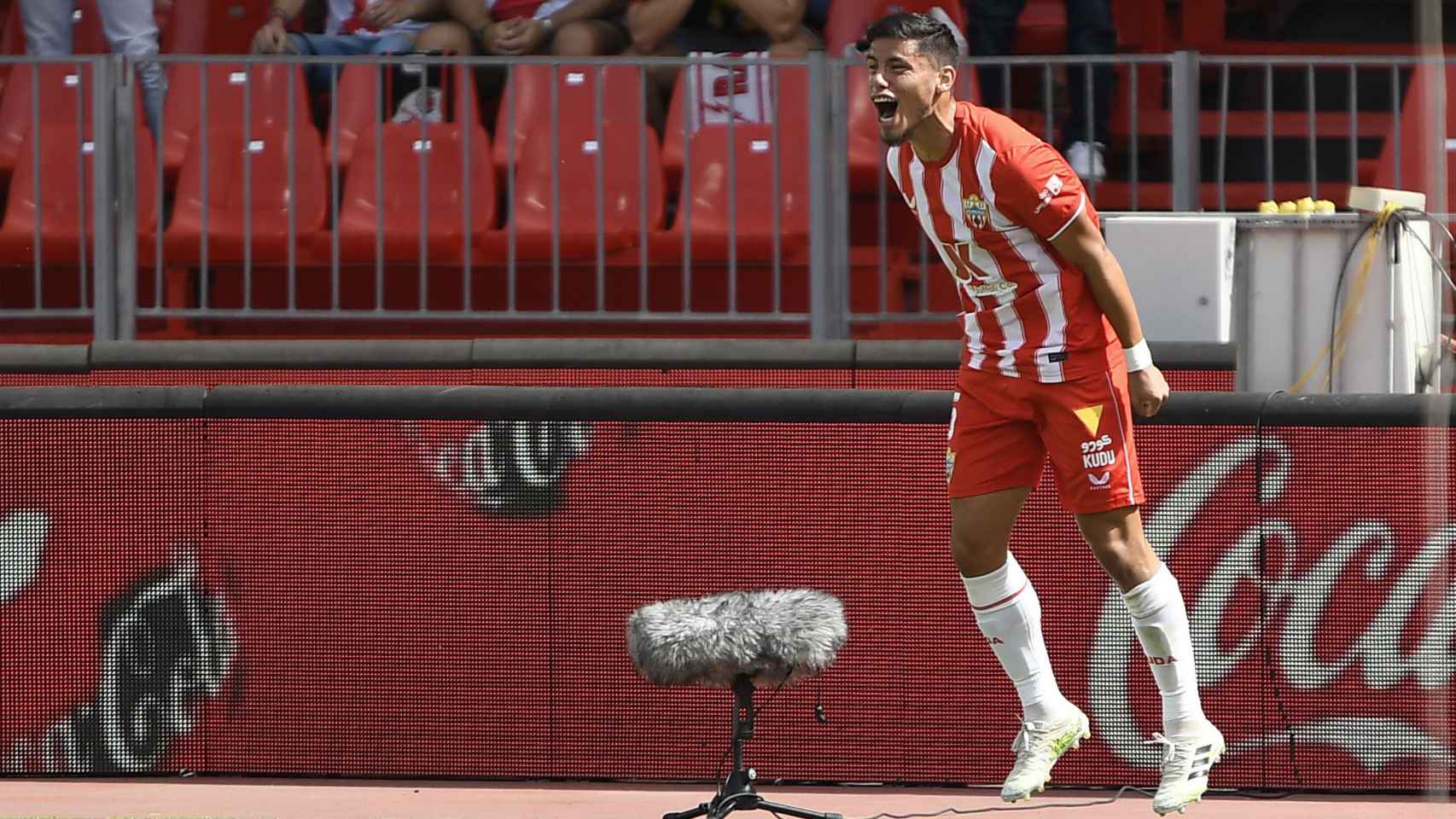 Robertone celebra un gol con el Almería