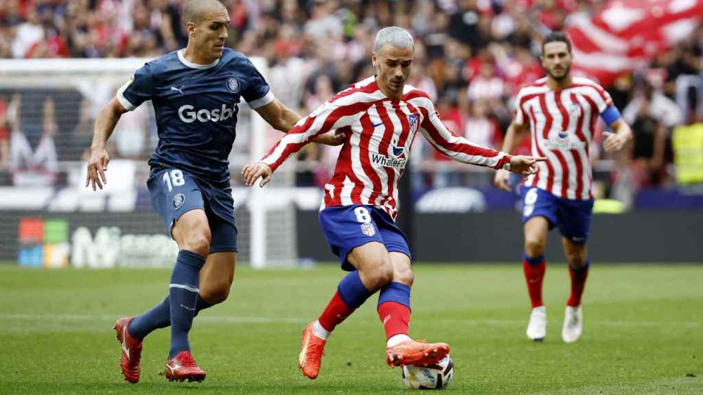 Griezmann lucha un balón en el Atlético de Madrid - Girona